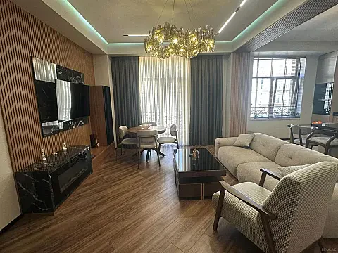 Satılır 3 otaqlı mənzil 132 m²