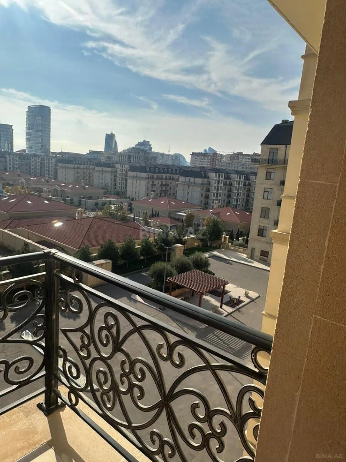 Satılır 3 otaqlı mənzil 132 m²