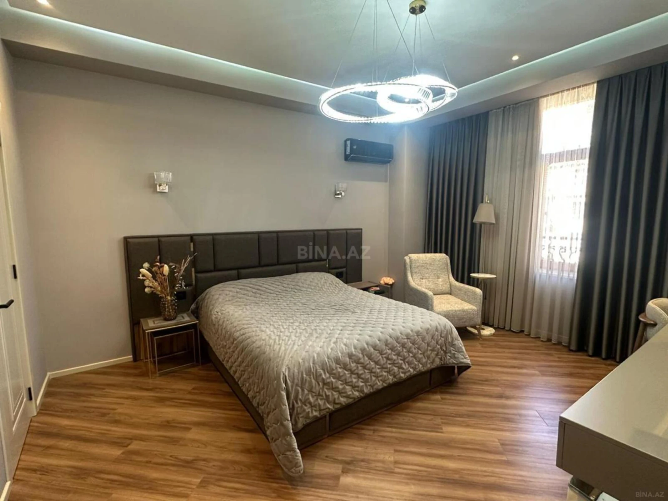 Satılır 3 otaqlı mənzil 132 m²
