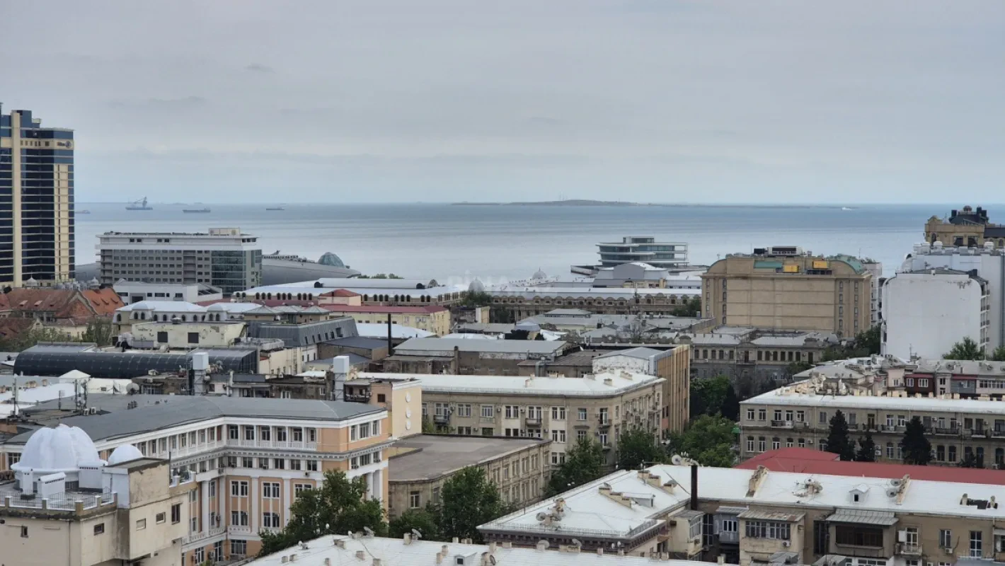 Satılır 4 otaqlı mənzil 200 m²
