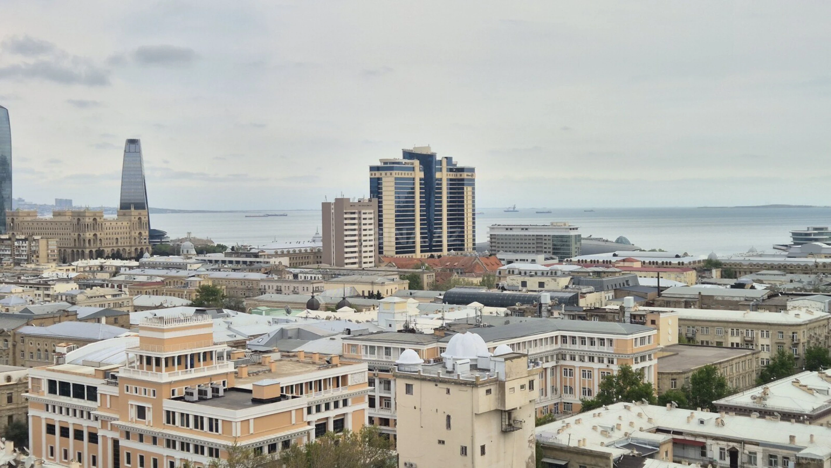 Satılır 4 otaqlı mənzil 200 m²