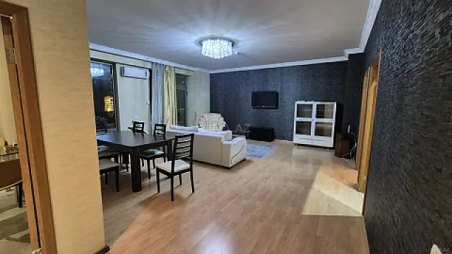 Satılır 4 otaqlı mənzil 200 m²