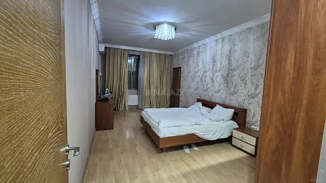 Satılır 4 otaqlı mənzil 200 m²