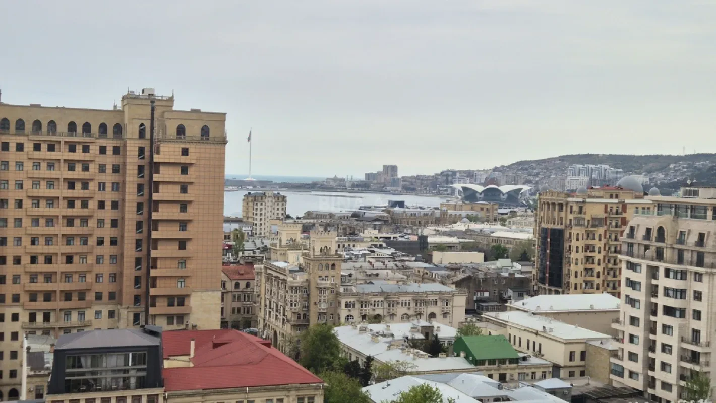 Satılır 4 otaqlı mənzil 200 m²