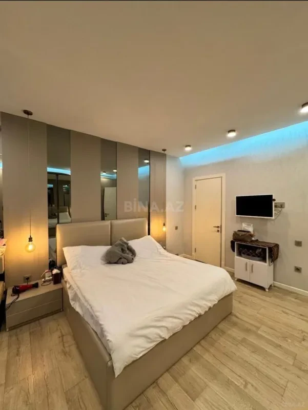 Satılır 4 otaqlı mənzil 215 m²