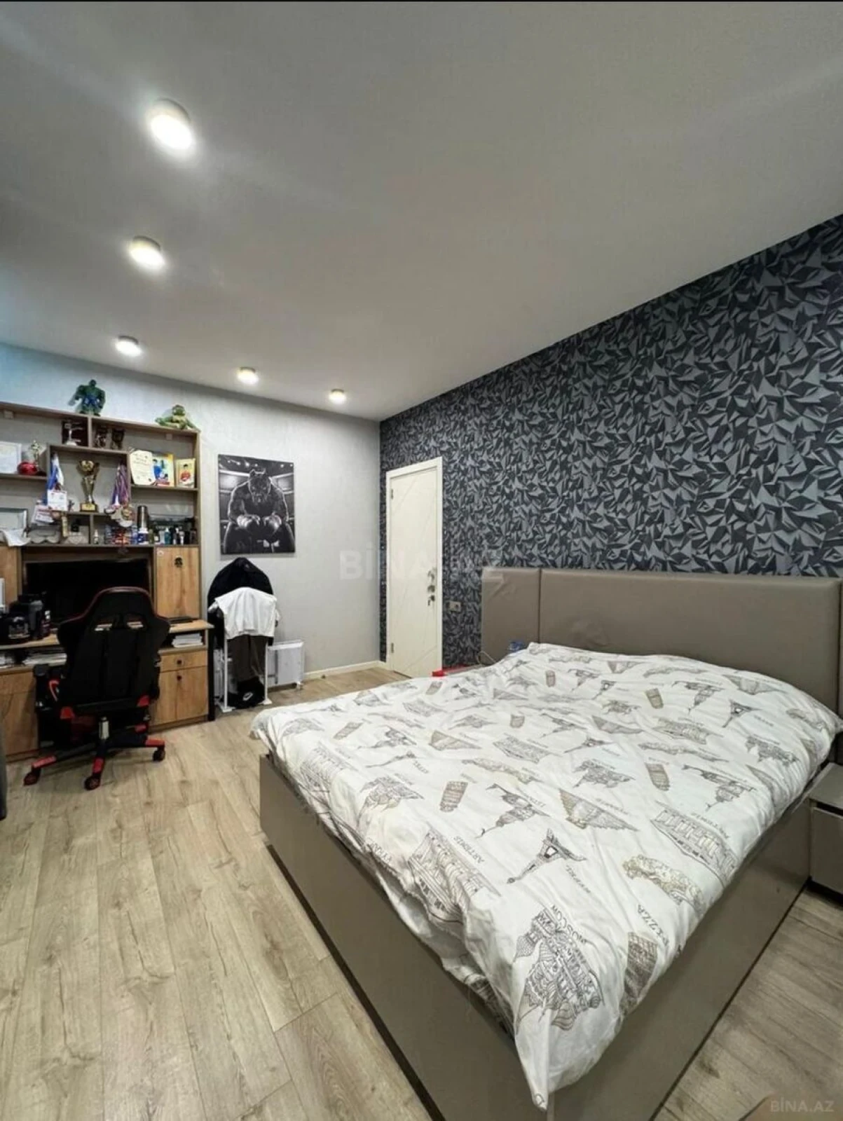 Satılır 4 otaqlı mənzil 215 m²