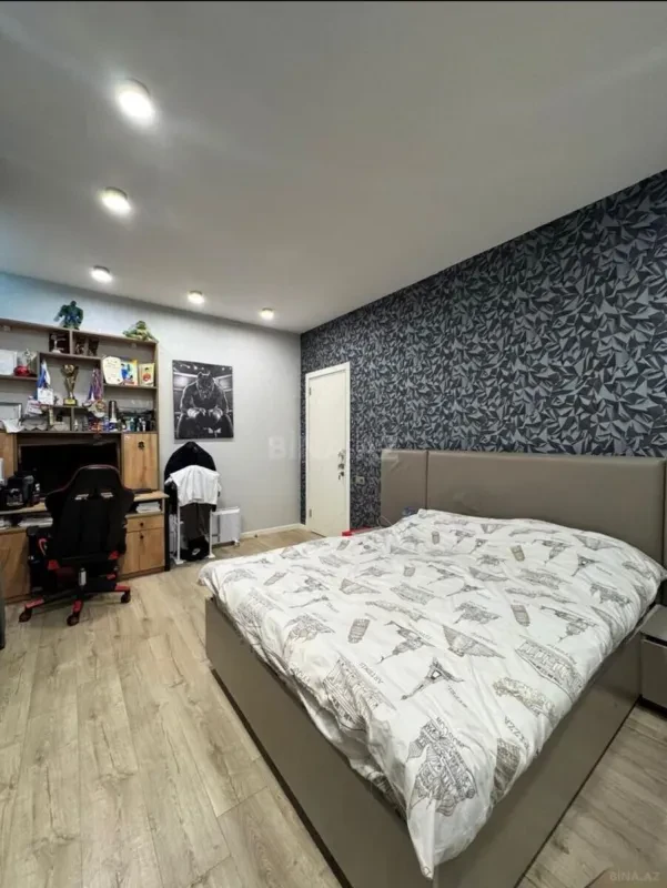 Satılır 4 otaqlı mənzil 215 m²