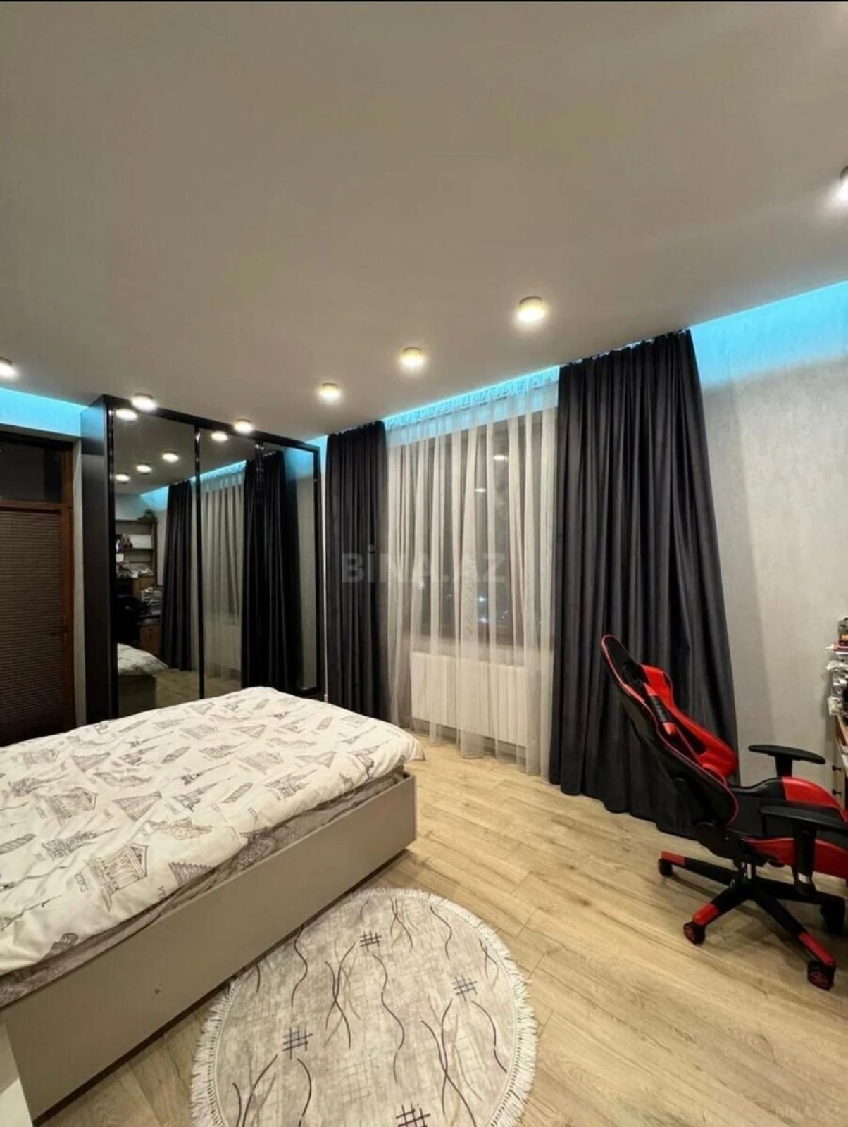 Satılır 4 otaqlı mənzil 215 m²