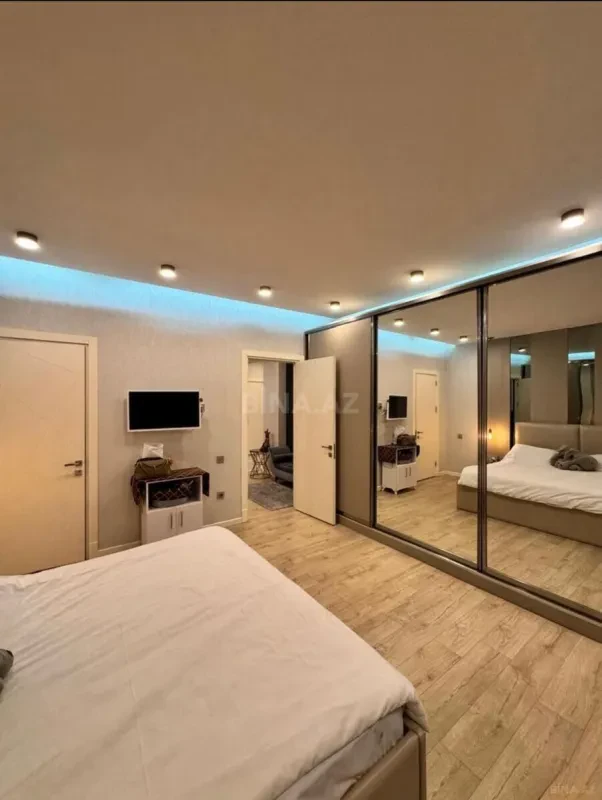 Satılır 4 otaqlı mənzil 215 m²