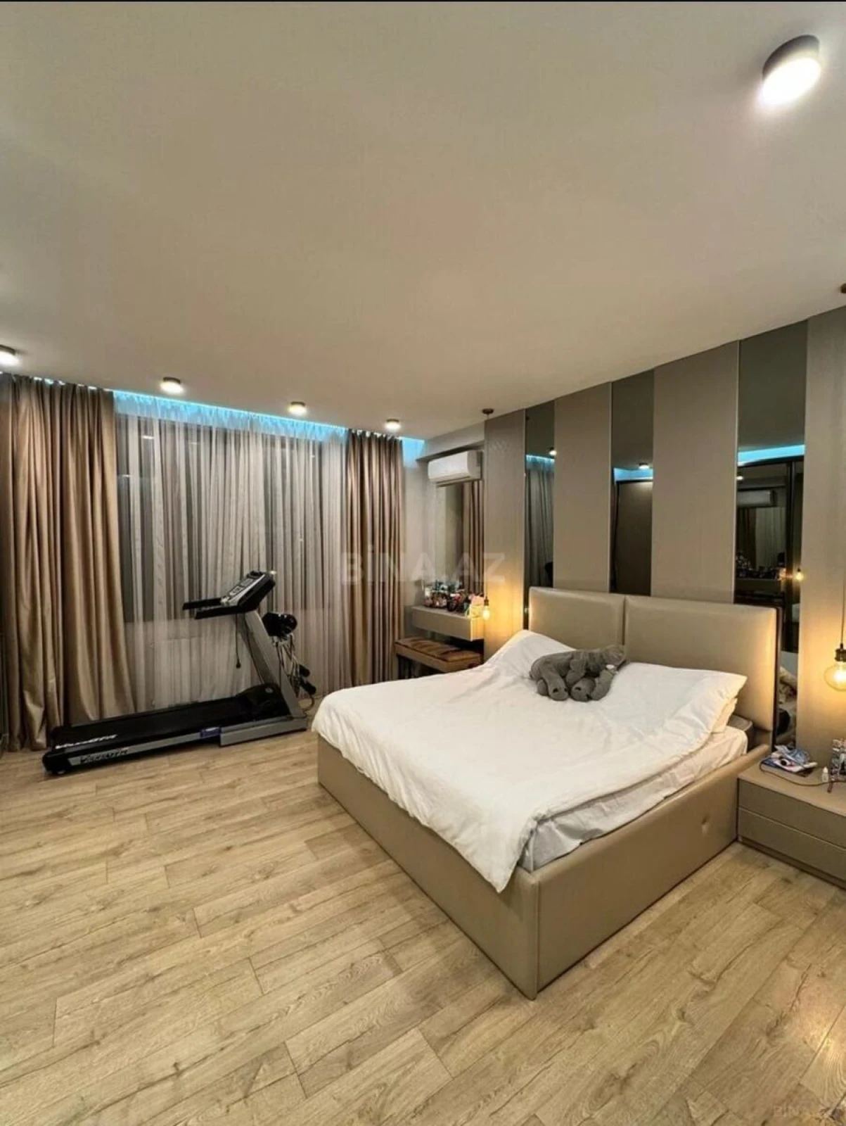 Satılır 4 otaqlı mənzil 215 m²