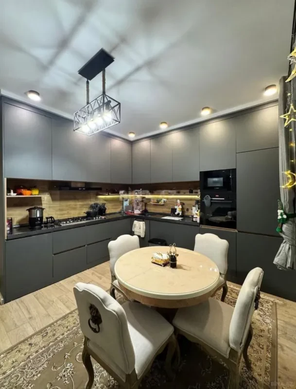 Satılır 4 otaqlı mənzil 215 m²