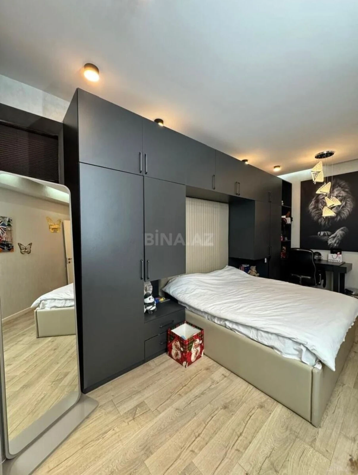 Satılır 4 otaqlı mənzil 215 m²