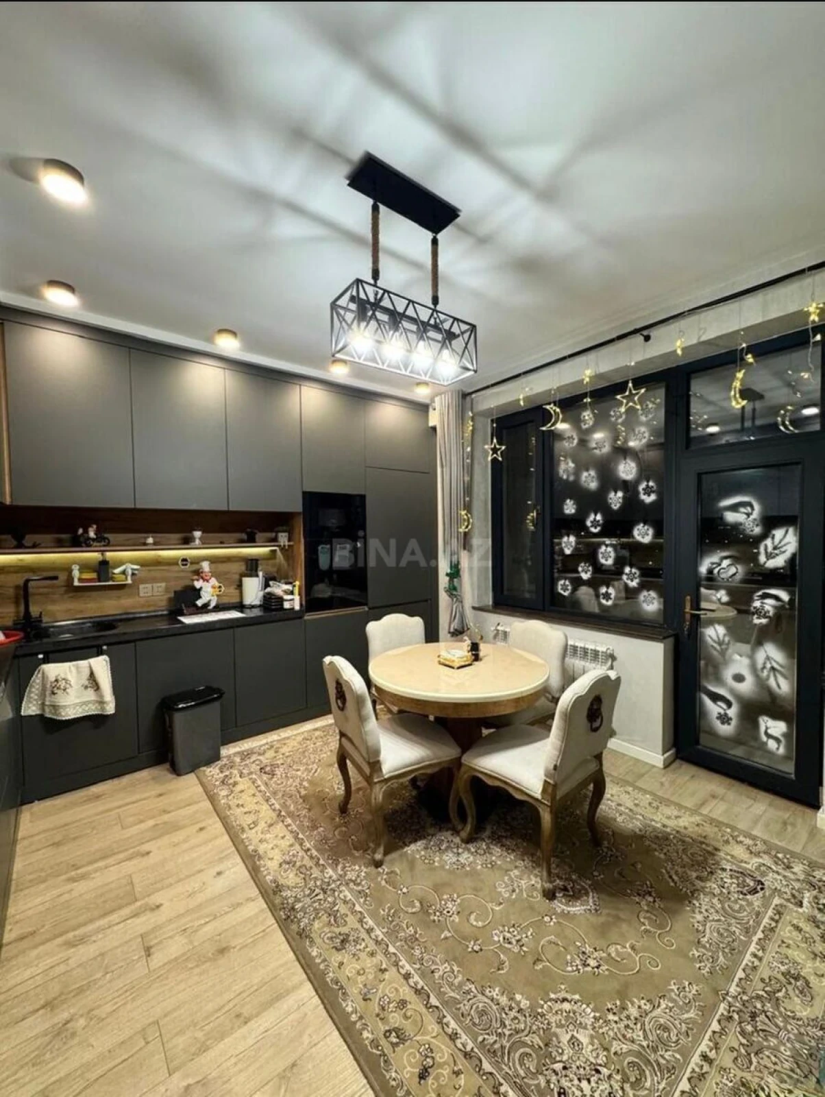 Satılır 4 otaqlı mənzil 215 m²