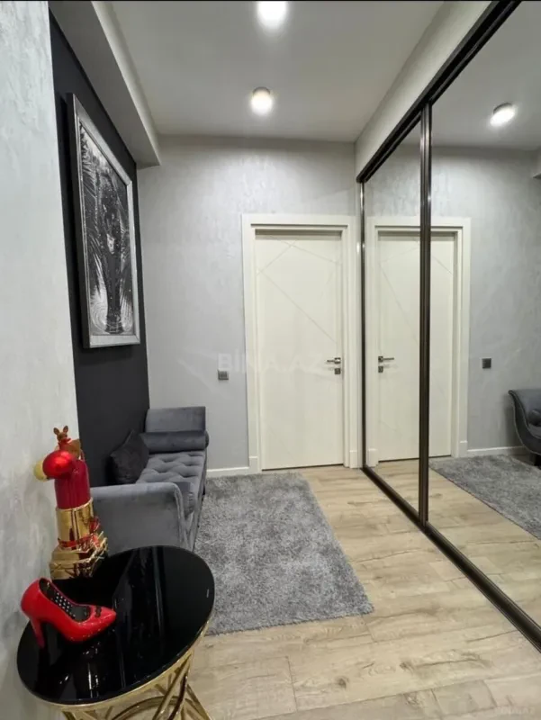 Satılır 4 otaqlı mənzil 215 m²