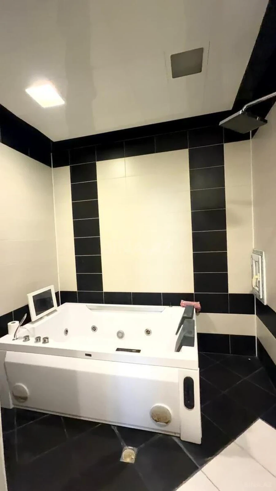 Satılır 3 otaqlı mənzil 152 m²