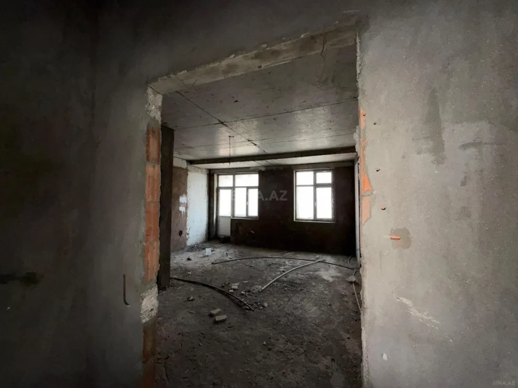 Satılır 5 otaqlı mənzil 210 m²