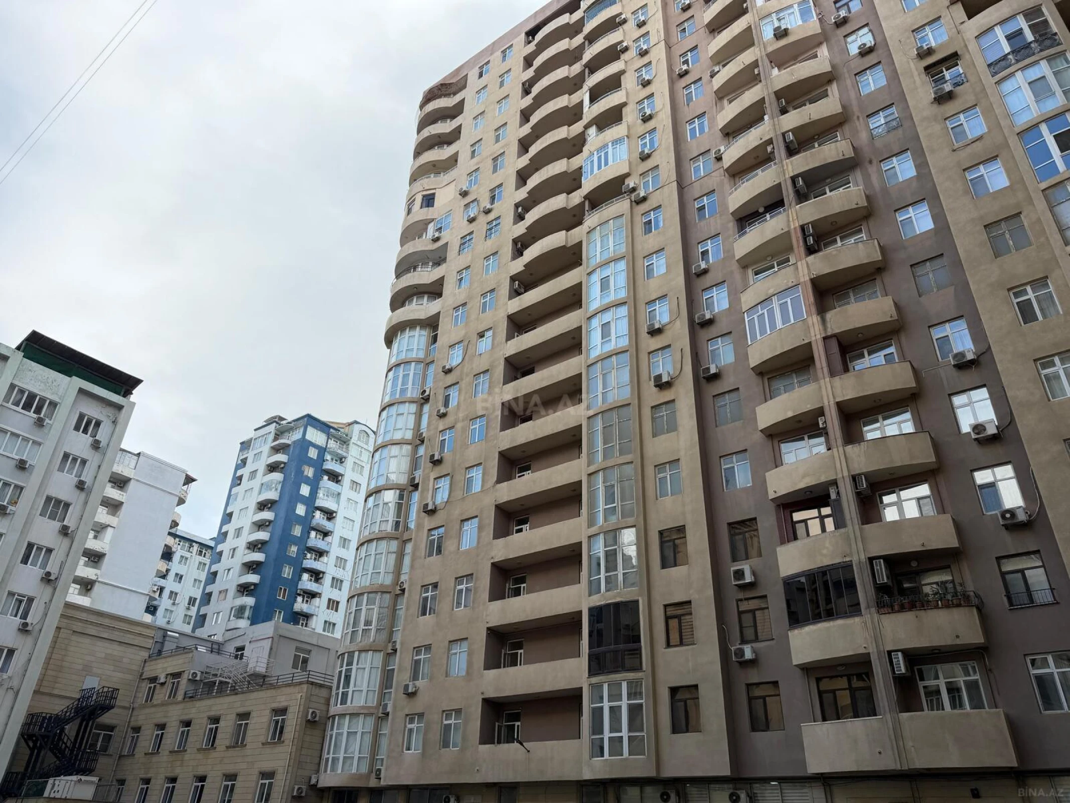 Satılır 5 otaqlı mənzil 210 m²
