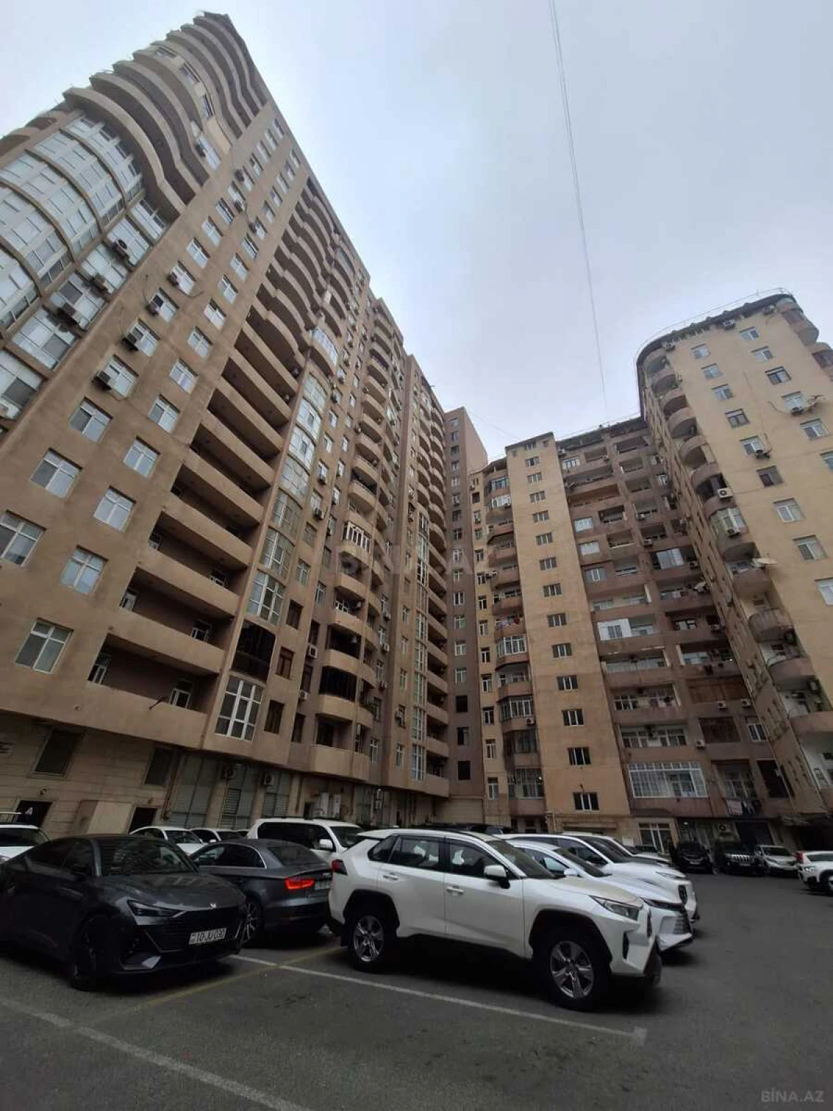 Satılır 5 otaqlı mənzil 210 m²