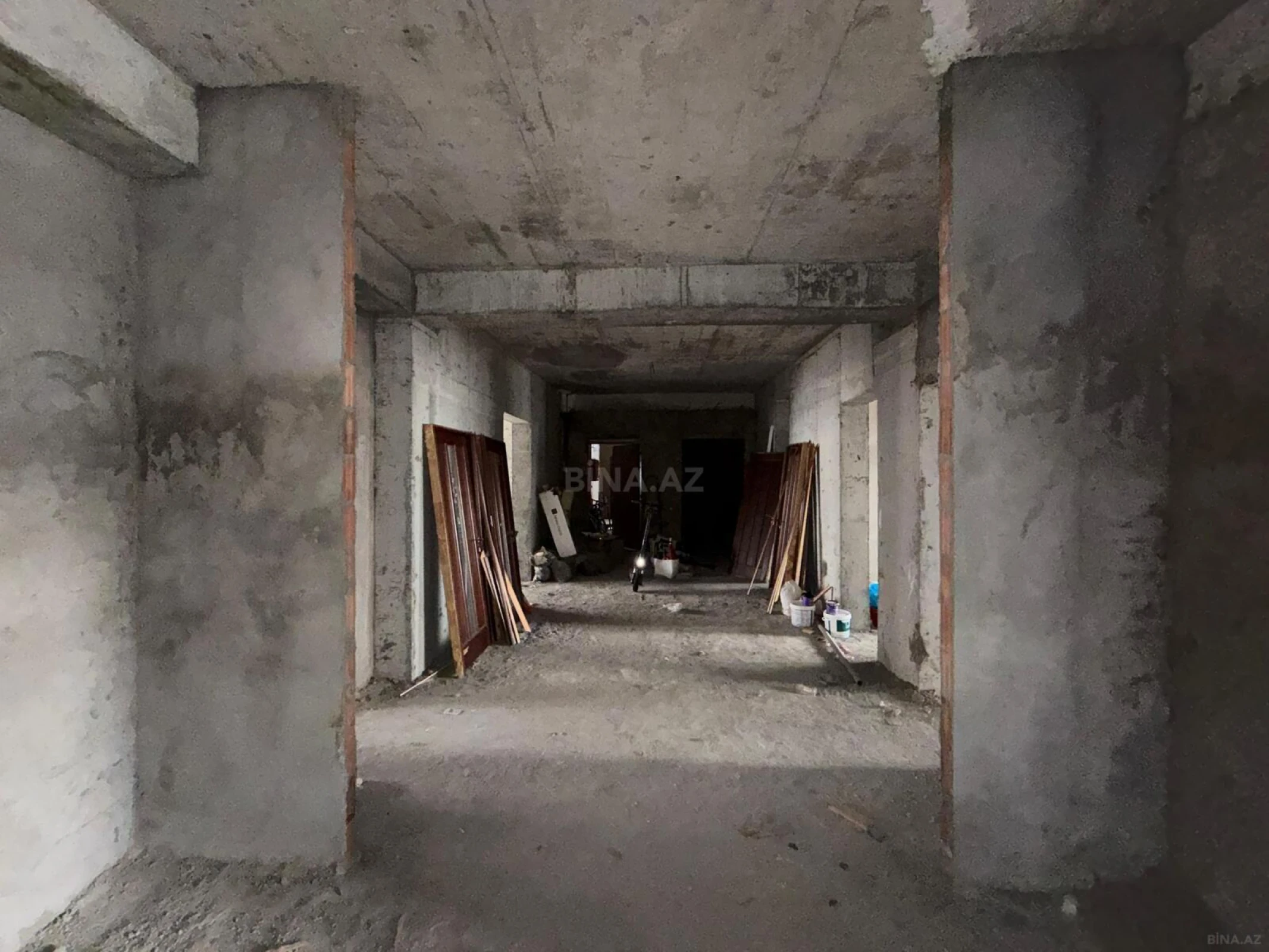 Satılır 5 otaqlı mənzil 210 m²