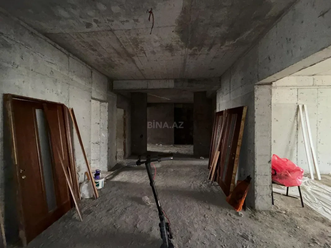 Satılır 5 otaqlı mənzil 210 m²