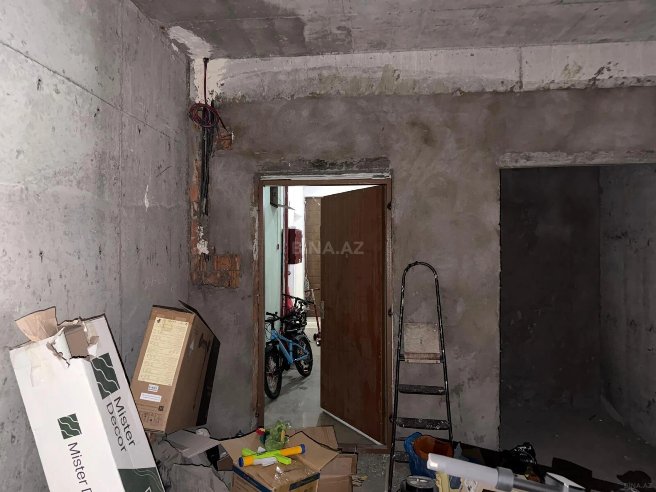 Satılır 5 otaqlı mənzil 210 m²