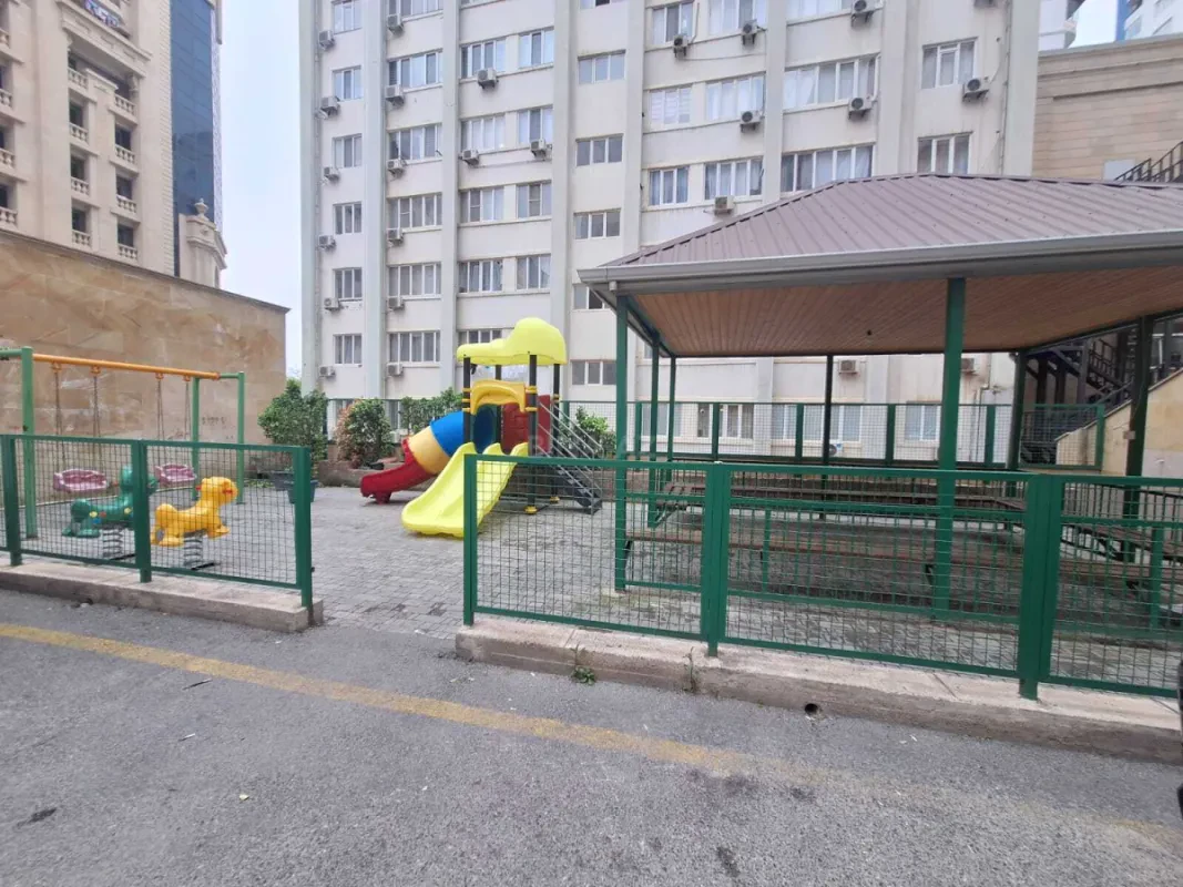 Satılır 5 otaqlı mənzil 210 m²