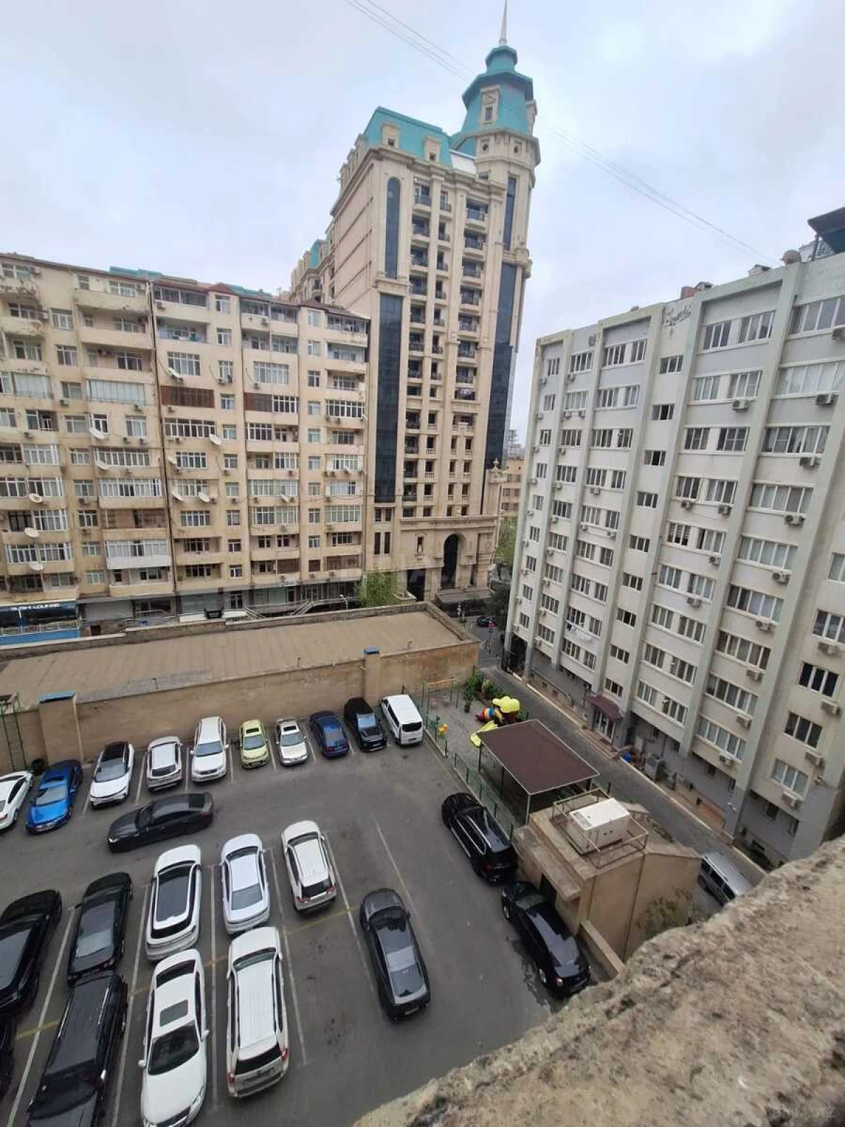 Satılır 5 otaqlı mənzil 210 m²