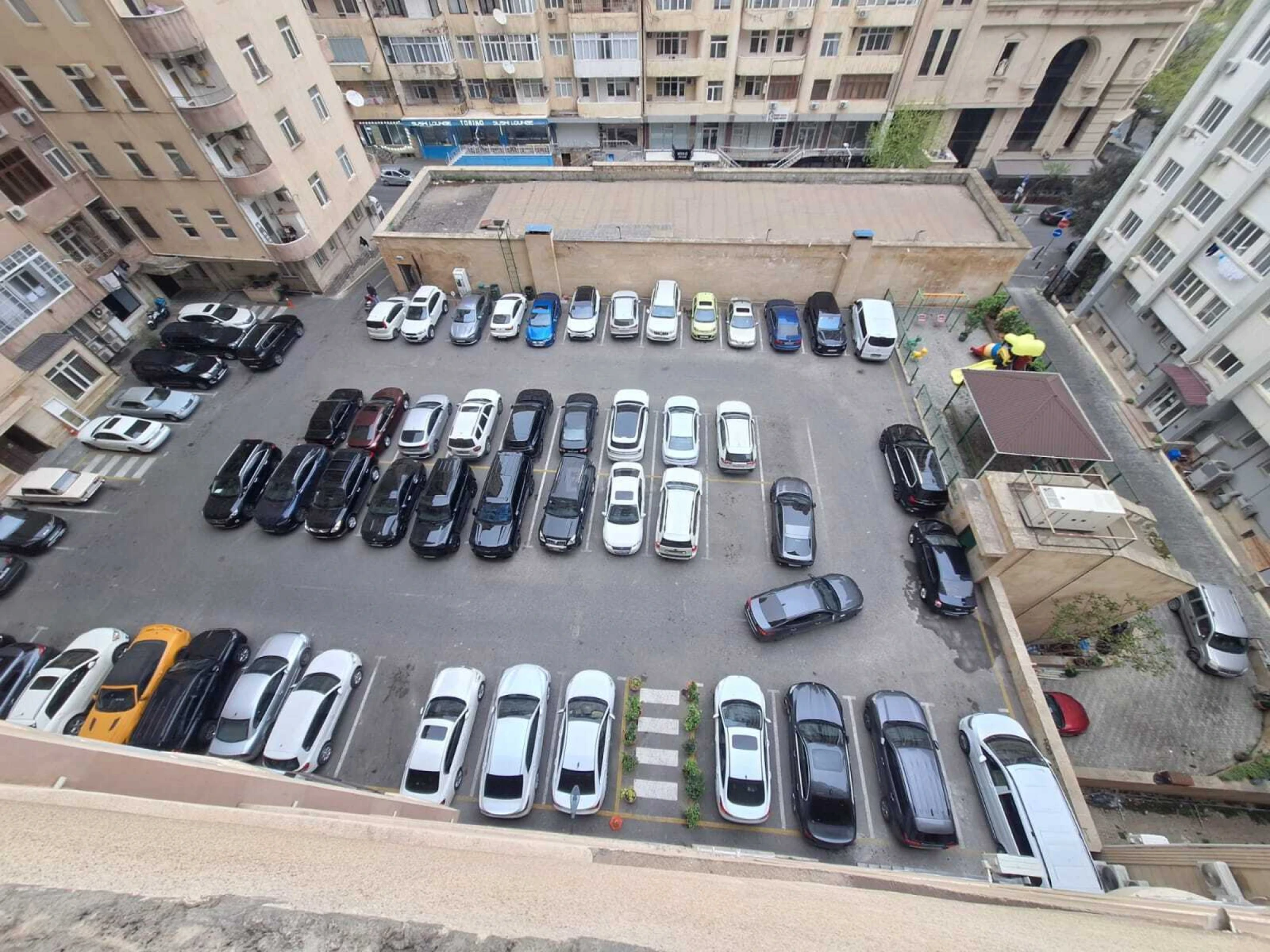 Satılır 5 otaqlı mənzil 210 m²