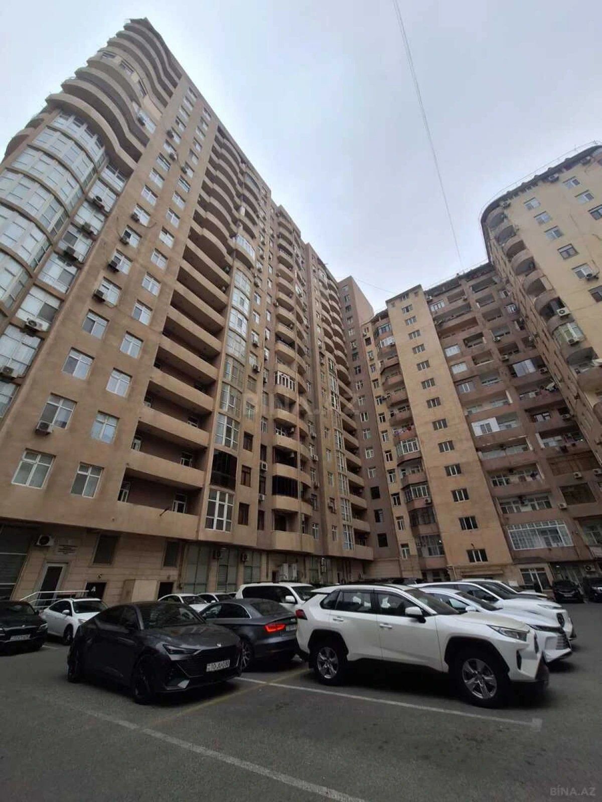 Satılır 5 otaqlı mənzil 210 m²