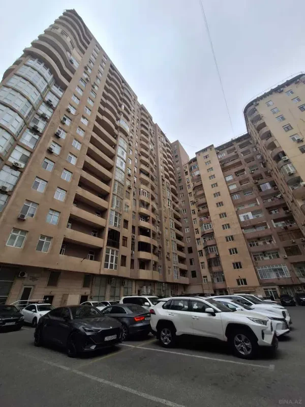 Satılır 5 otaqlı mənzil 210 m²