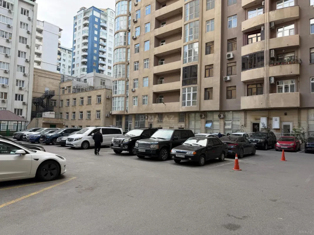 Satılır 5 otaqlı mənzil 210 m²