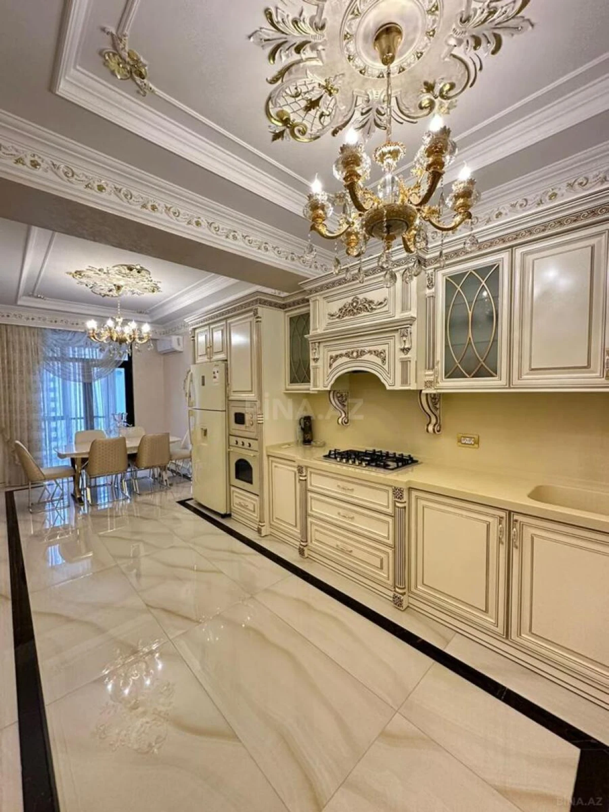 Satılır 3 otaqlı mənzil 172 m²
