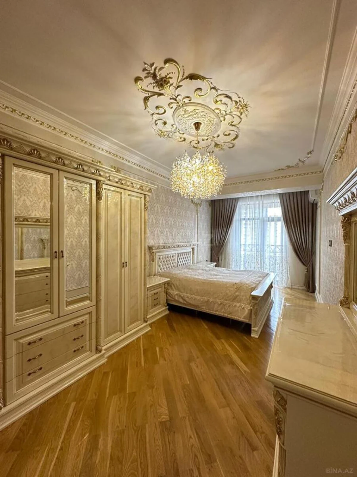 Satılır 3 otaqlı mənzil 172 m²
