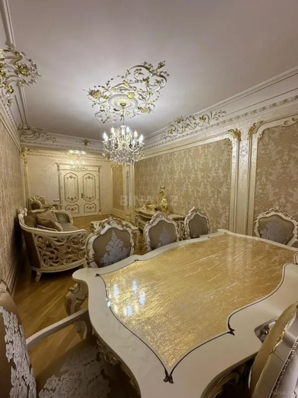 Satılır 3 otaqlı mənzil 172 m²
