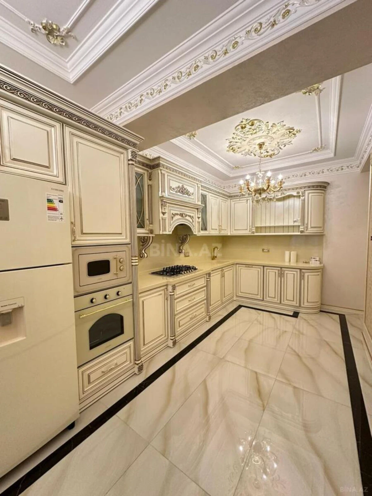 Satılır 3 otaqlı mənzil 172 m²