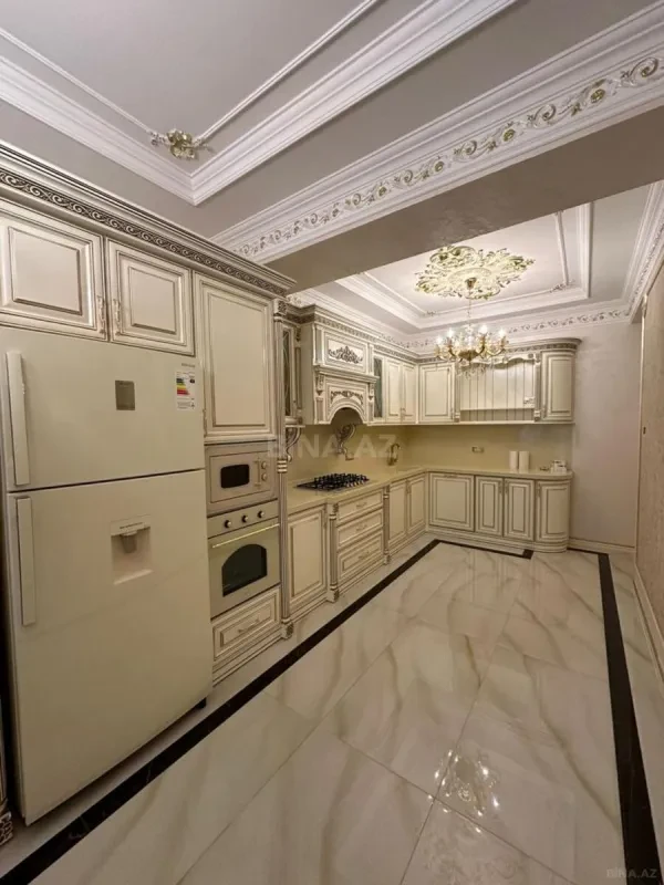 Satılır 3 otaqlı mənzil 172 m²