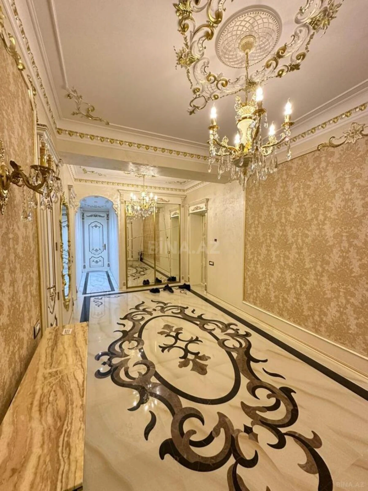 Satılır 3 otaqlı mənzil 172 m²