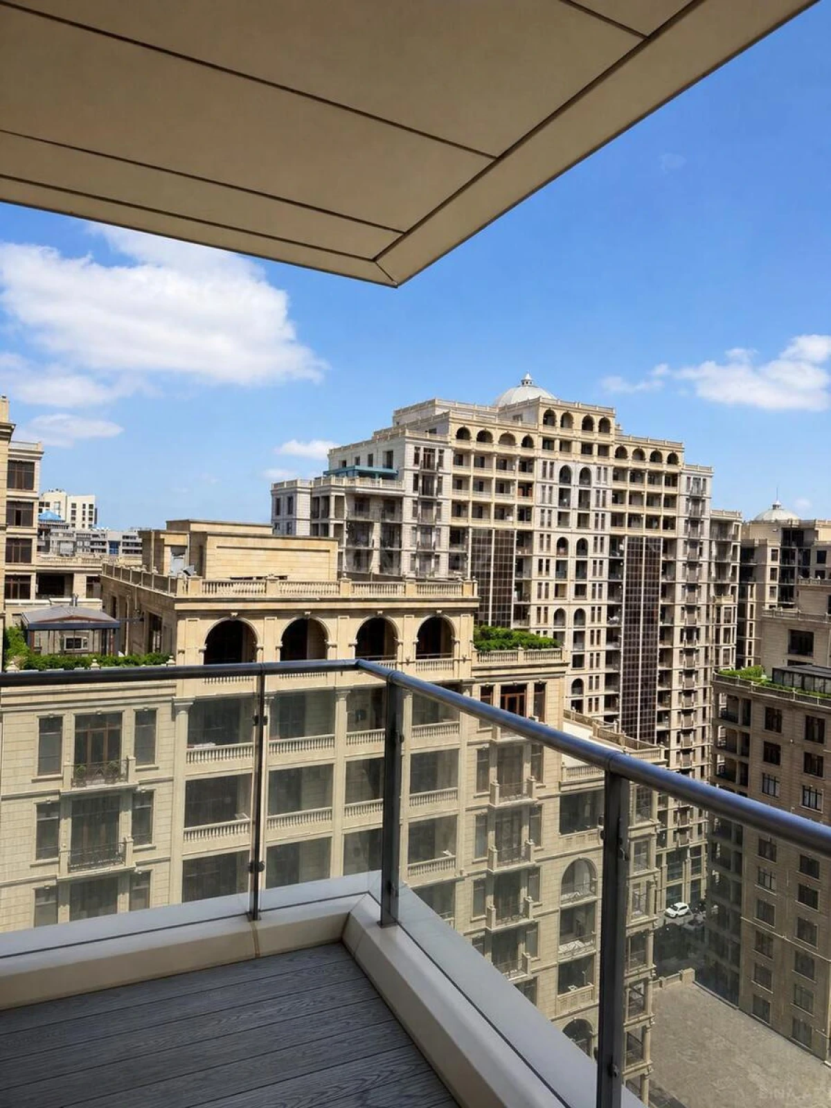 Kirayə verilir 4 otaqlı mənzil 200 m²