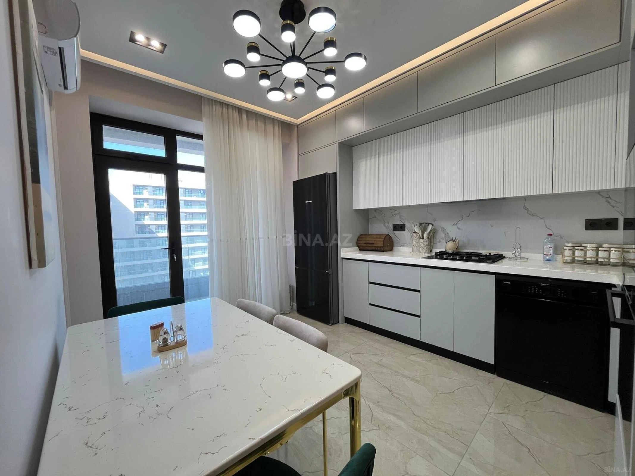 Kirayə verilir 3 otaqlı mənzil 145 m²