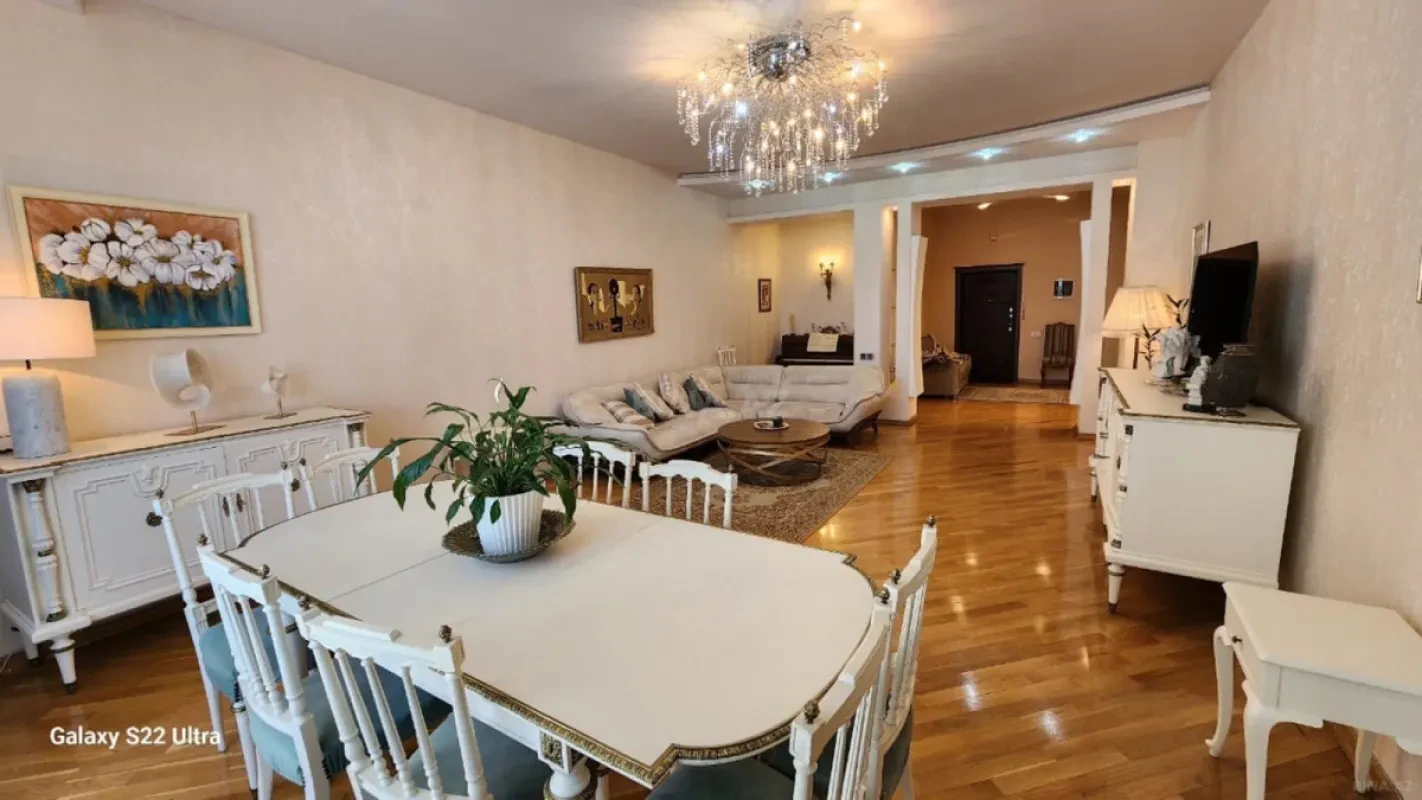 Satılır 4 otaqlı mənzil 172 m²