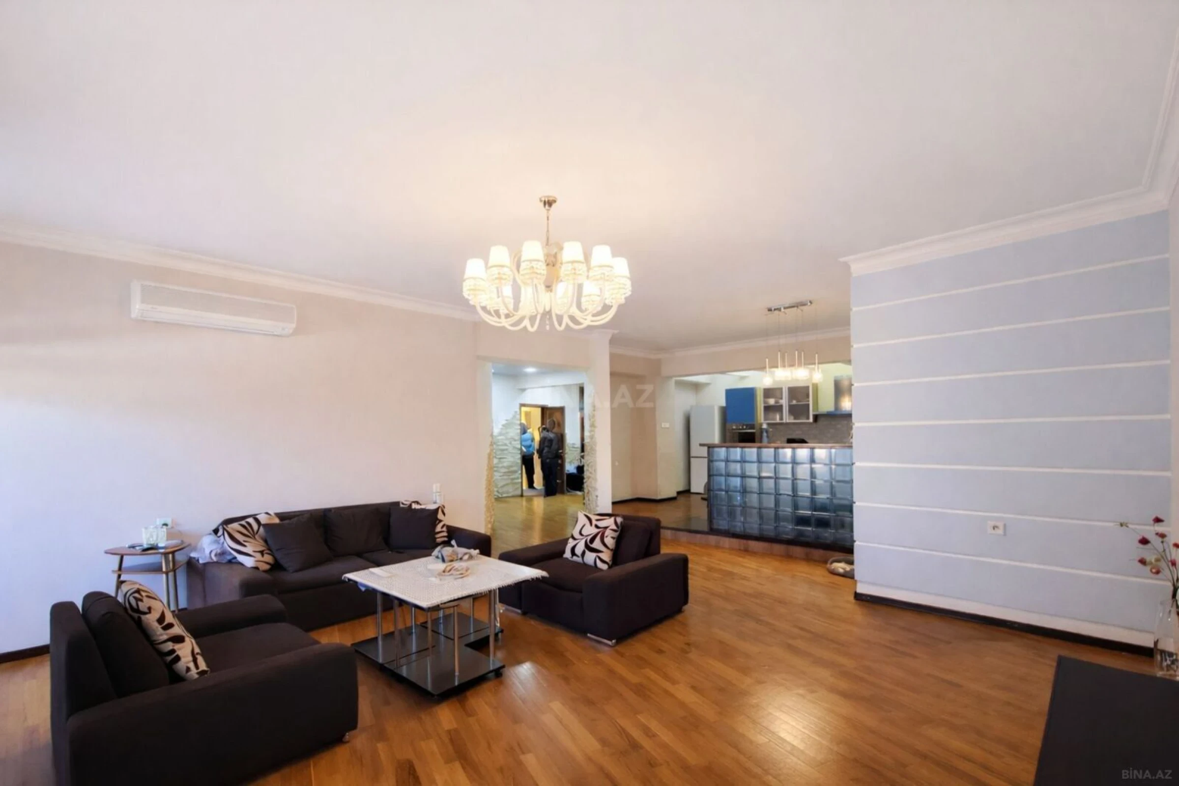 Satılır 3 otaqlı mənzil 157 m²