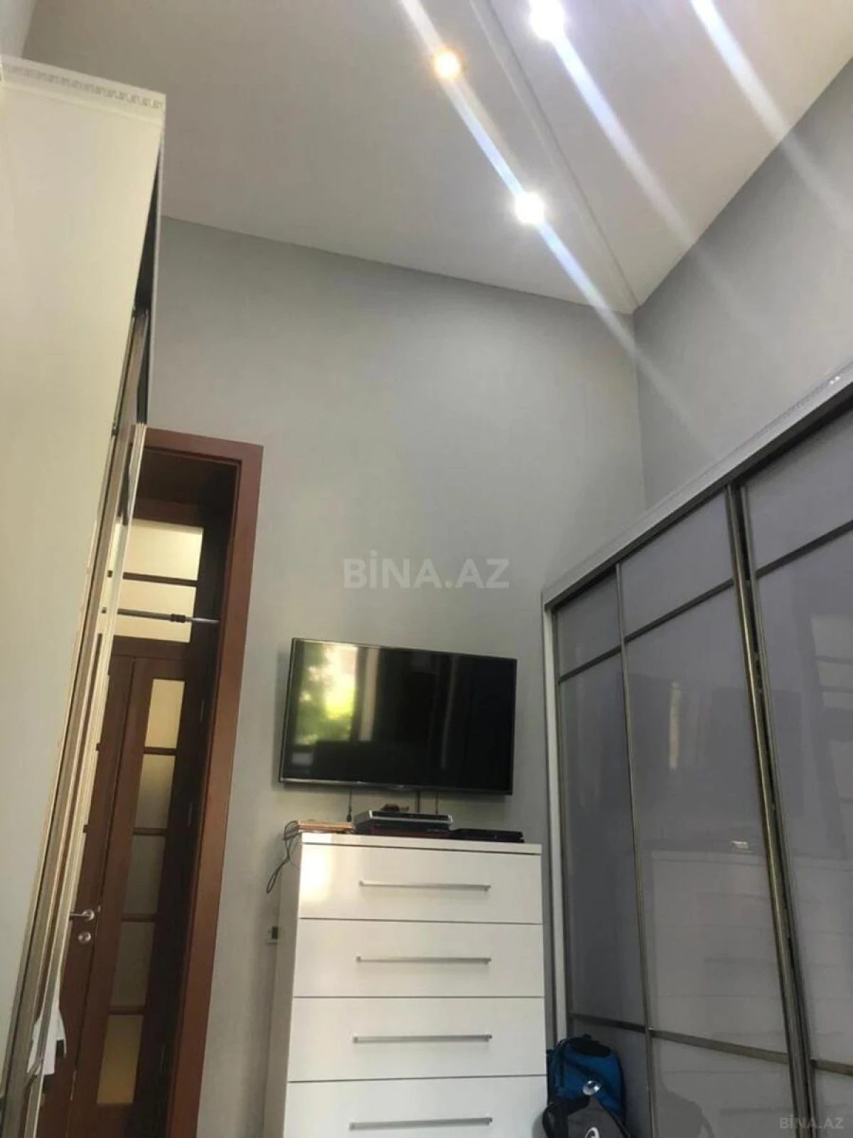 Satılır 3 otaqlı mənzil 128 m²