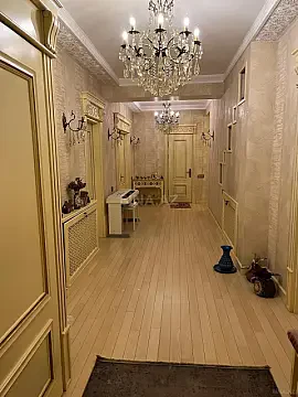 Satılır 4 otaqlı mənzil 200 m²