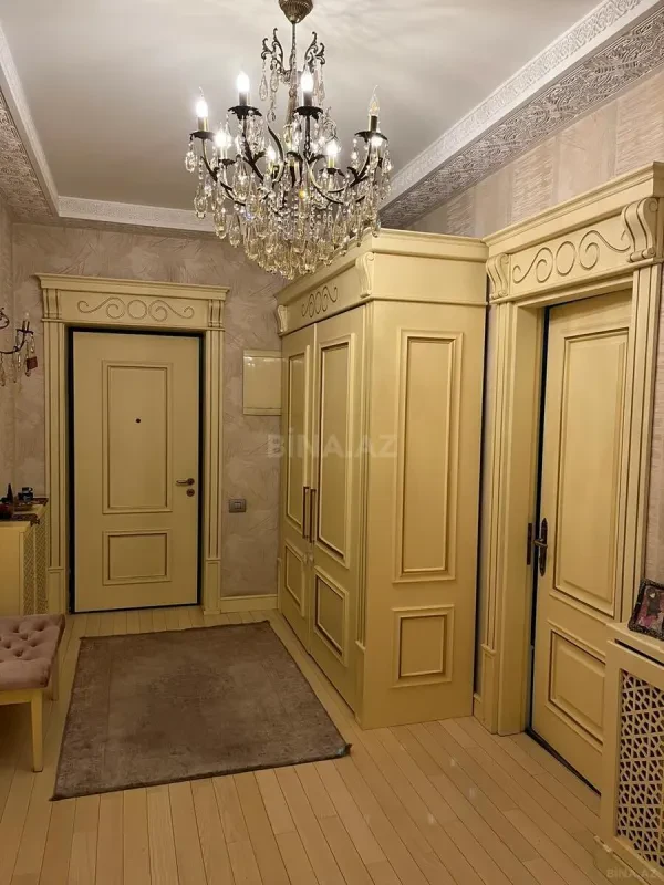 Satılır 4 otaqlı mənzil 200 m²