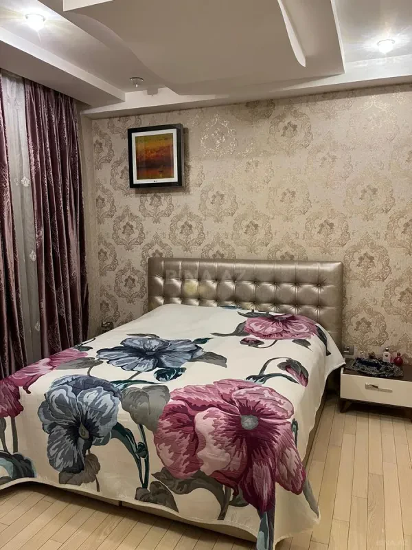 Satılır 4 otaqlı mənzil 200 m²