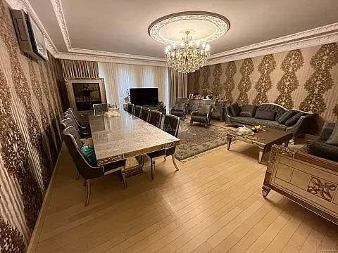 Satılır 4 otaqlı mənzil 200 m²