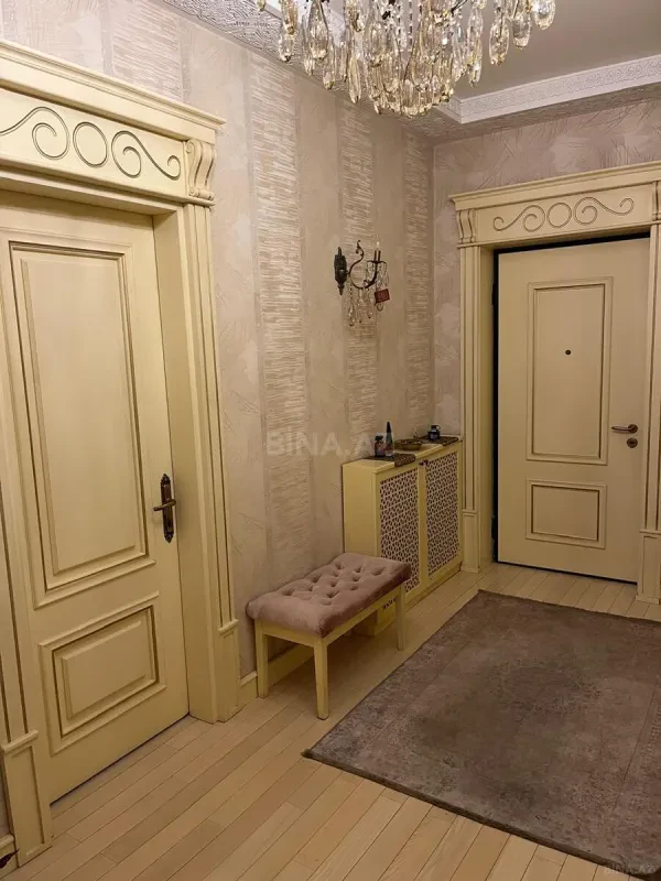Satılır 4 otaqlı mənzil 200 m²