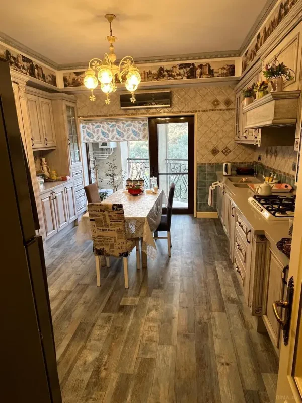 Satılır 4 otaqlı mənzil 200 m²