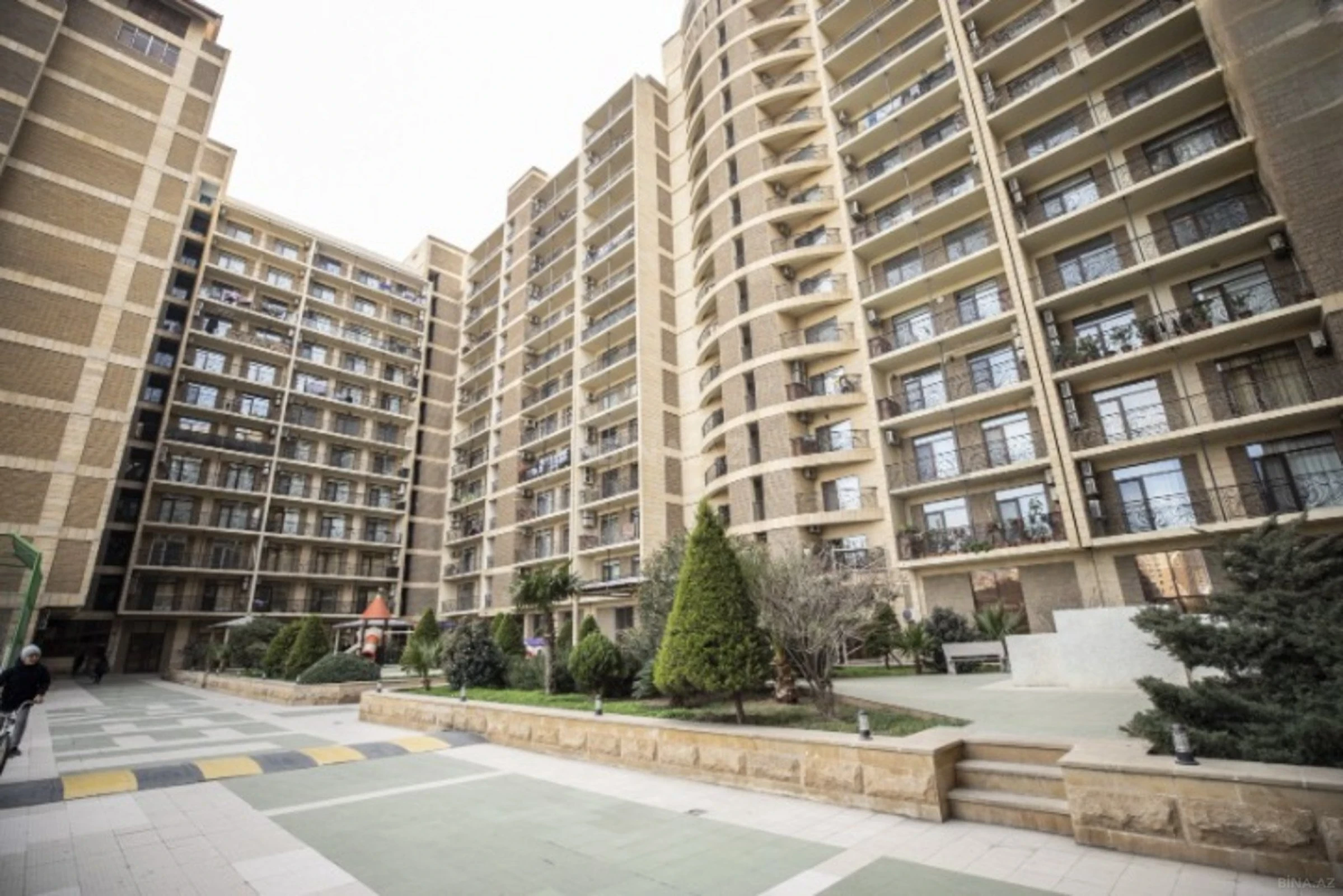 Satılır 4 otaqlı mənzil 200 m²