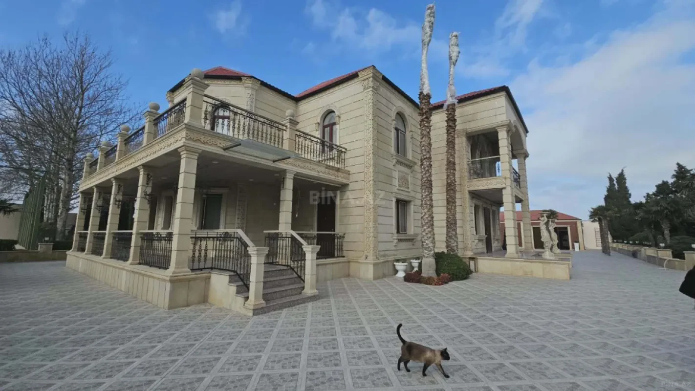 Satılır 10 otaqlı həyət evi 750 m²